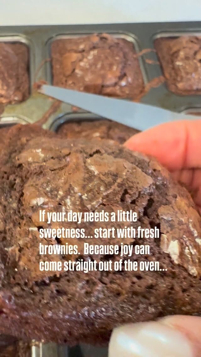 Hey Beauties!  When your hands are blessed…why not do the work.. Moist, chocolate brownies anyone?  Baking is my thing can’t you tell💋

 Www. Queenzuri.com

#homemade #brownies #fudgebrownies #chocolatecake #mondaymorningmotivation