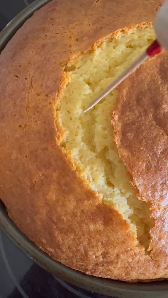 How do you know if your cake is done? This is how I test all of my cakes to see if they are perfectly baked.  Nothing fancy… just a toothpick… if it comes out clean.. your cake is ready.. it’s just that simple….💋

#wednesdaze #weddinginspiration #wednesdaywisdom✨ #cakehacks #homemade #bakerlife #toothpicks