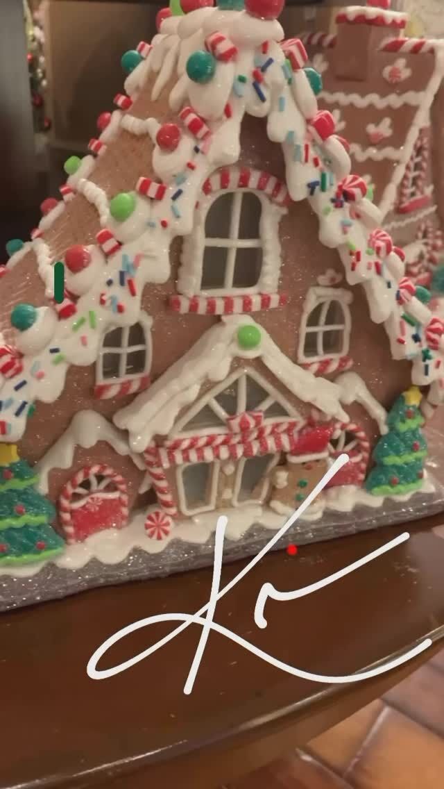 Happy Sunday!  Enjoy the Season…
#christmas #gingerbreadhouse #sundaymotivation❤️ #bakerlife #love #sundayfunday #baking #bakinglove❤️ #happyholidays #christmas