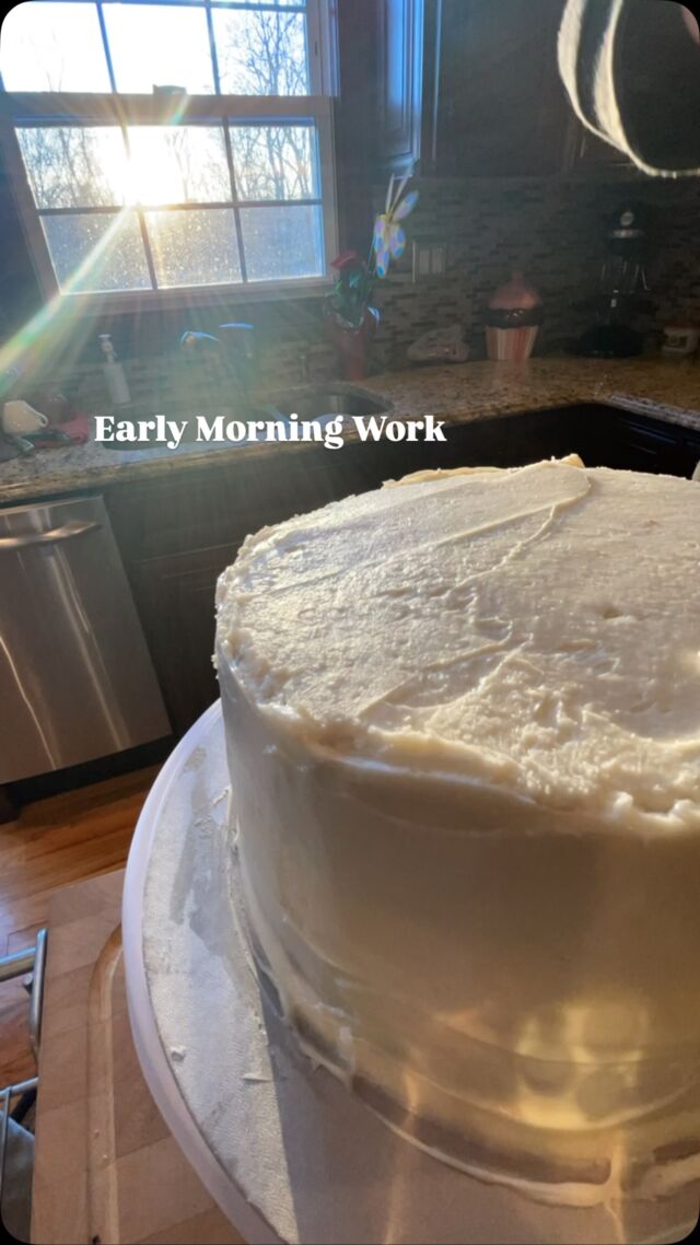 Good Morning Beauties💋

#earlymorninggrind #quitemomentswithgod 
#bakerlife #cakelife #redvelvet #birthdaycake #homemadecake #ctbaker #delicious #backtowork #bakingfromscratch #foodgram