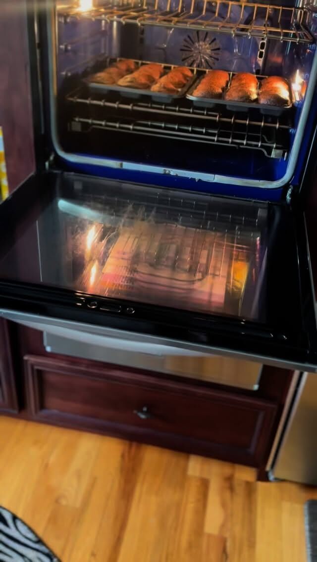 Hey Beauties….Fresh out the oven, and ooh…these chocolate cake bites is giving all the rich fudge feels.  The smell alone is enough to make you eat them all!  Soft moist, and dripping with decadence.  If chocolate is your thing….This is chocolate heaven for real….💋

#baker #cake #freshouttheoven #chocolate #memoriesforlife❤️ #sweeets #desserts #southerngal #thursday #thursdaythoughts #childhoodmemories❤️ #homemade