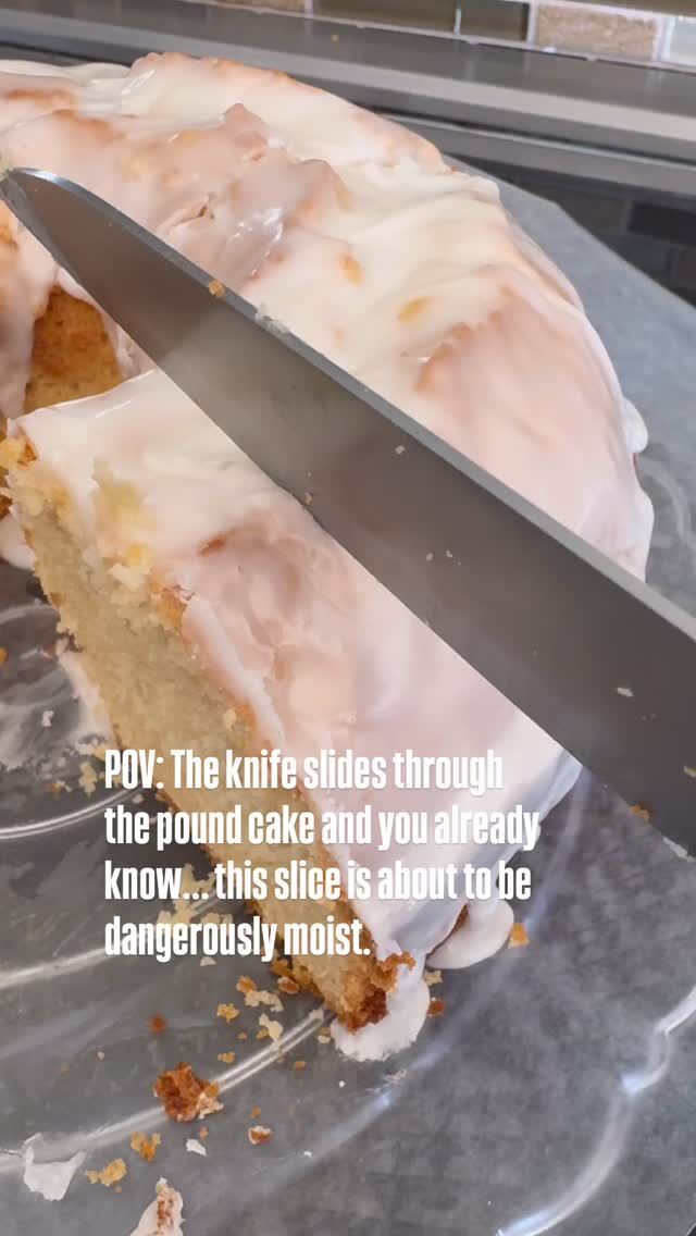 Hey Beauties! 
Moist Alert‼️ One Slice?.. be honest you’re going back for another..💋💋

#cakeslice #wednesdaywisdom #moistcake #poundcake #homemade