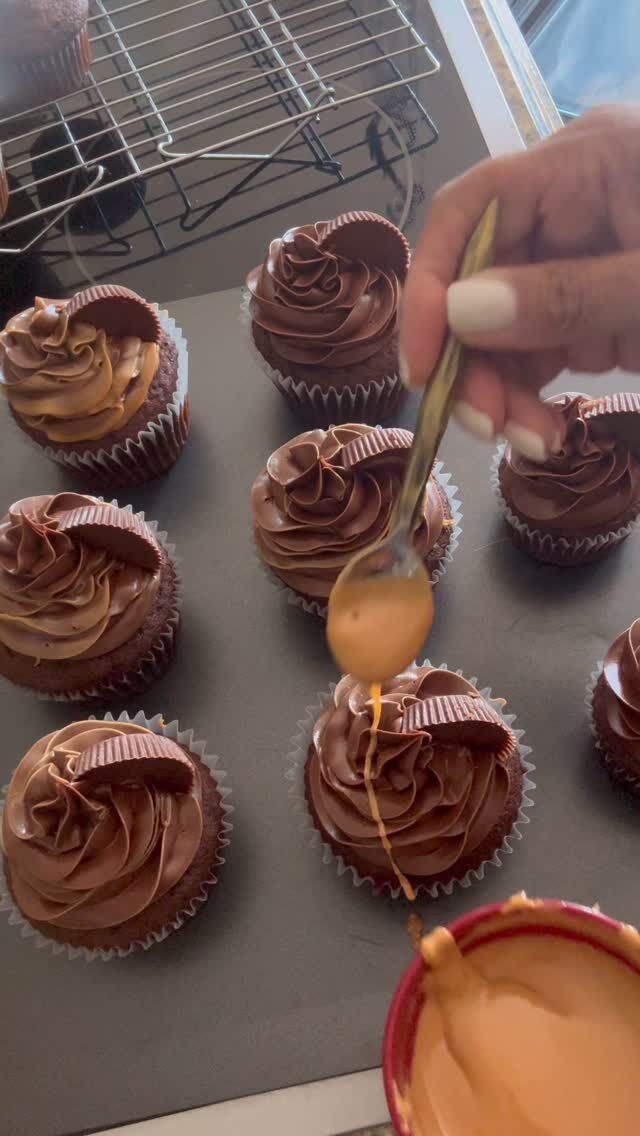 Hey Beauties….Can you feel it💨💨💨💨💨💨? All you have to do is use your gift, the power is within you…all you need is one yes from God….I didn’t know baking would keep me so grounded in who I am and who God has called me to be…it’s an awesome feeling of peace.. you don’t have to chase nothing…because his provision is there….and it finds you…💋

#windofgodisblowingmyway #bakerlife #peanutbutterlover #cupcakes #yummy #homemade #southergirl #delicious #reelitfeelit❤️❤️ #thursdayvibes✨ #ctbaker #thursdaythoughts💭 #faithwalk