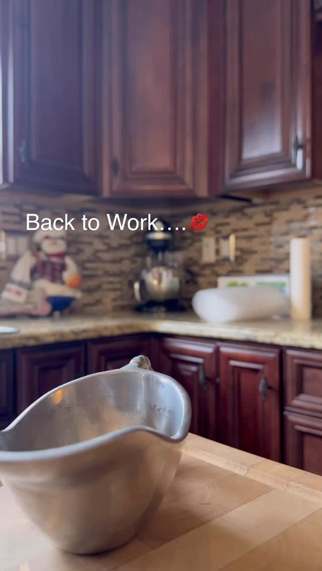 Hey Beauties! Vacation mode OFF Baking mode ON.  Time to get started…Apon tied…oven on…I’m rested refreshed and ready to start again!  My website is open for ordering..www.queenzuri.com.

#bakerlife #homemade #ctbaker #yummy #dessert #cakescakescakes #sweetlife #softlife #ordernowonline #holidaysarecoming